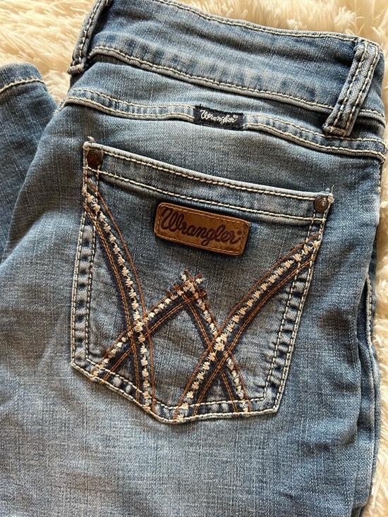 Wrangler Denim - Wrangler Light Wash Boot Cut Jeans with Embroidered Back Pocket Size 11